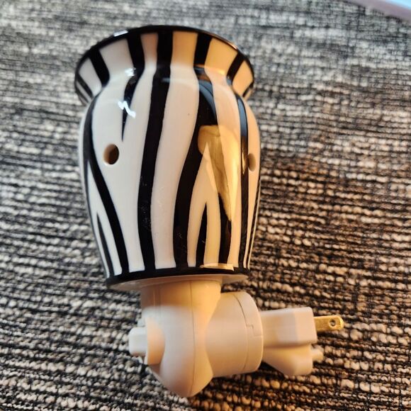 Scentsy Wall Warmer Plug In Black and White Zebra Print Retired - Picture 2 of 7